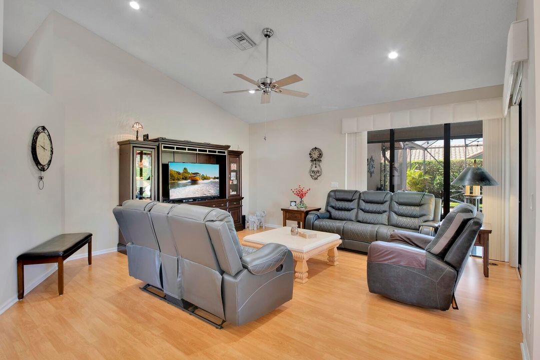 合同活跃: $799,900 (3 贝兹, 2 浴室, 2150 平方英尺)