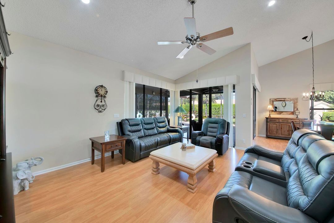 合同活跃: $799,900 (3 贝兹, 2 浴室, 2150 平方英尺)