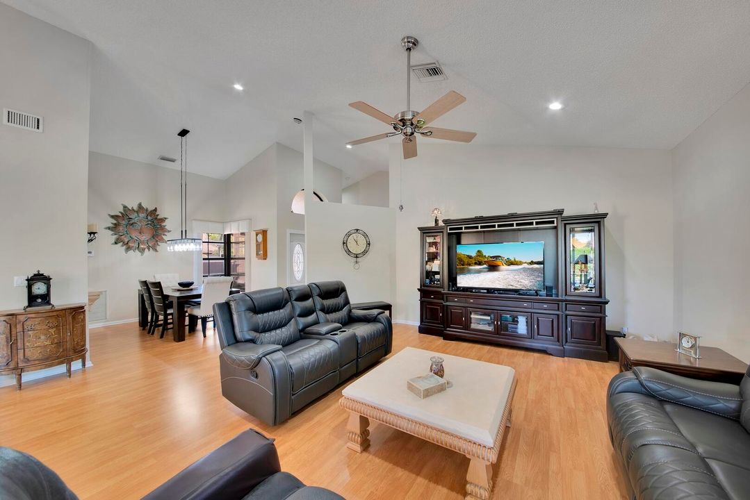 合同活跃: $799,900 (3 贝兹, 2 浴室, 2150 平方英尺)