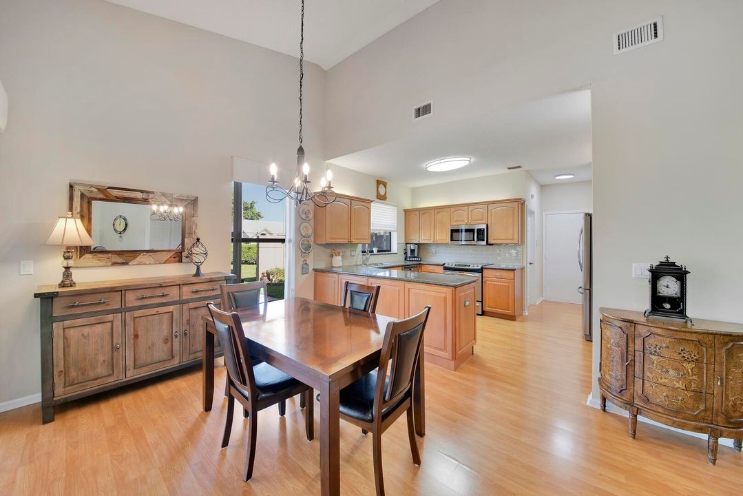 合同活跃: $799,900 (3 贝兹, 2 浴室, 2150 平方英尺)