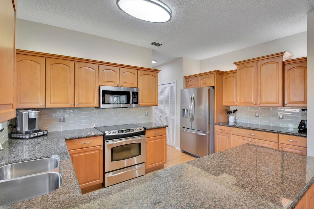 合同活跃: $799,900 (3 贝兹, 2 浴室, 2150 平方英尺)