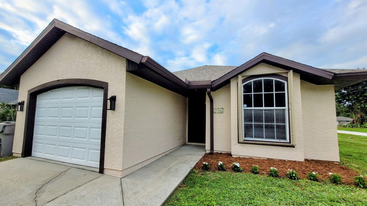 Active With Contract: $289,900 (3 beds, 2 baths, 1355 Square Feet)