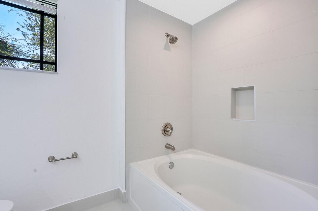 出租: $2,350 (2 贝兹, 1 浴室, 987 平方英尺)