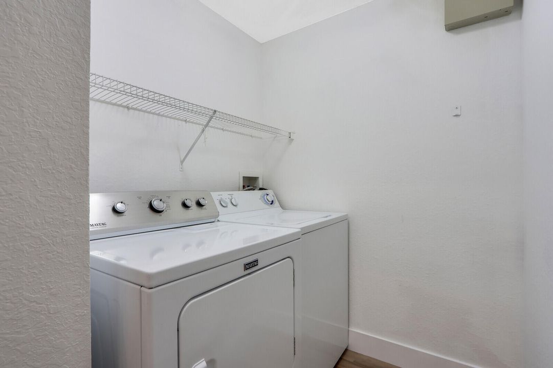 出租: $2,350 (2 贝兹, 1 浴室, 987 平方英尺)