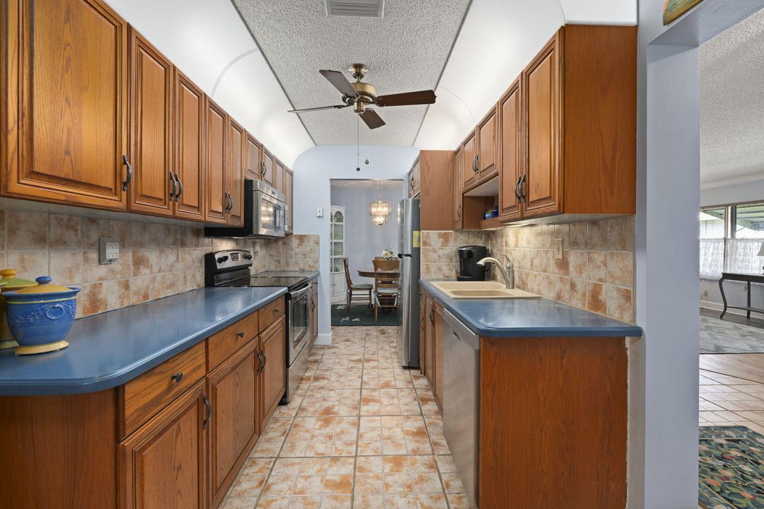 На продажу: $199,000 (2 спален, 2 ванн, 1409 Квадратных фут)