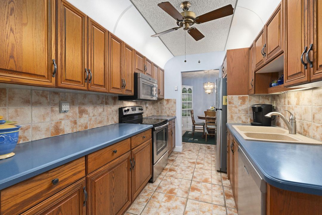 На продажу: $199,000 (2 спален, 2 ванн, 1409 Квадратных фут)