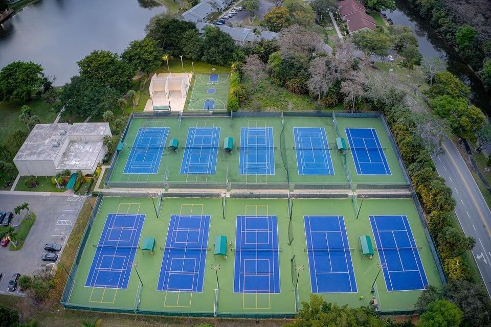 Active With Contract: $255,000 (2 beds, 2 baths, 978 Square Feet)