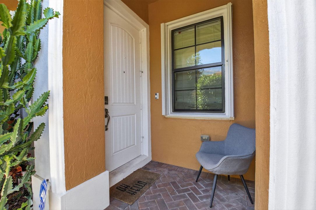 合同活跃: $490,000 (3 贝兹, 2 浴室, 1911 平方英尺)