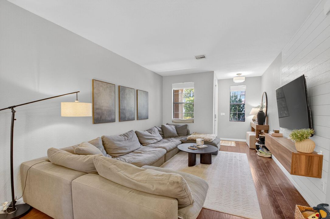 合同活跃: $490,000 (3 贝兹, 2 浴室, 1911 平方英尺)