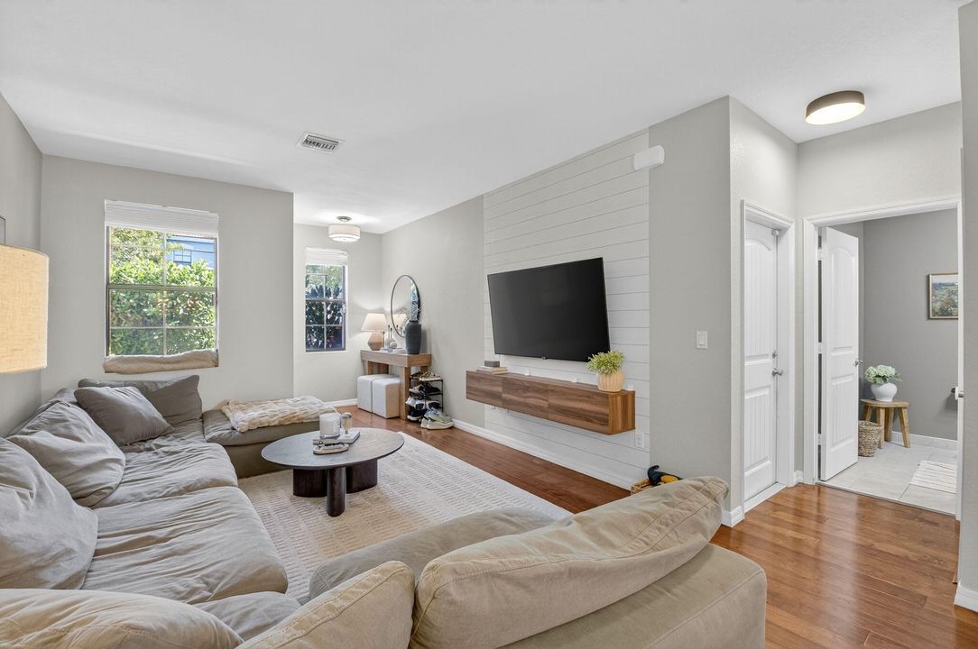 合同活跃: $490,000 (3 贝兹, 2 浴室, 1911 平方英尺)