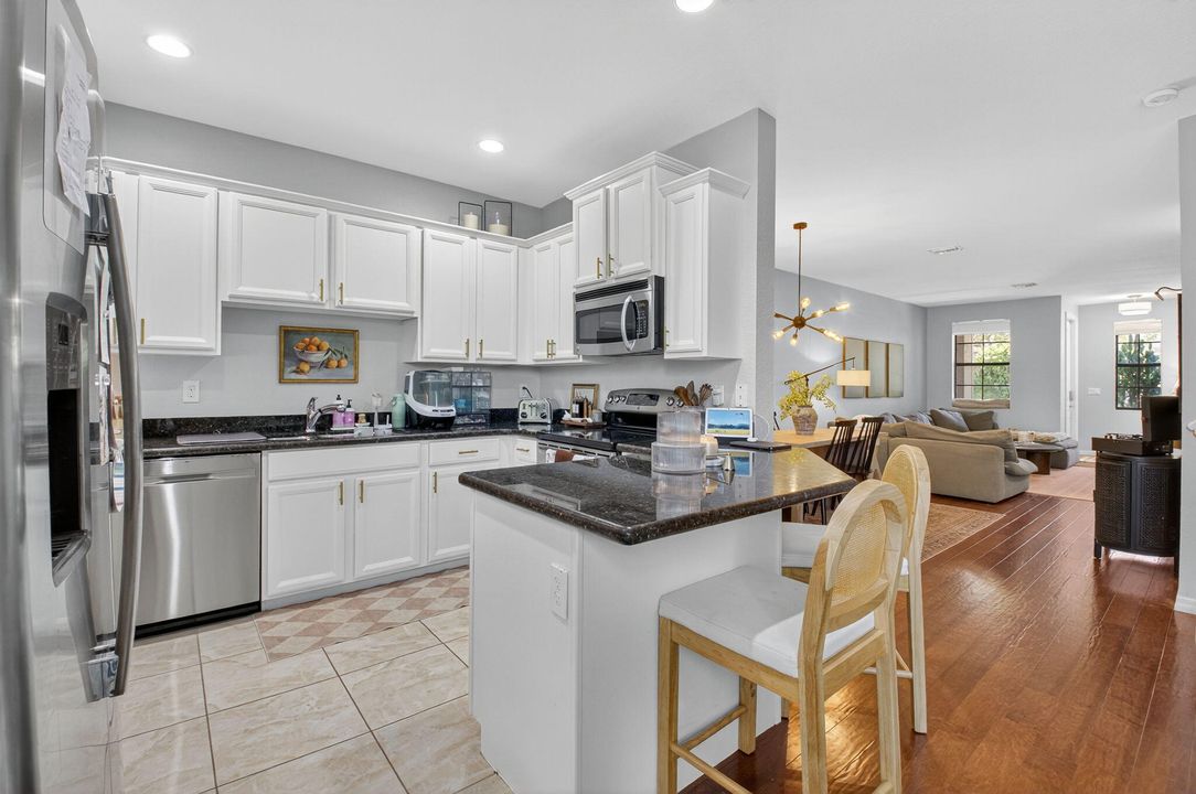 合同活跃: $490,000 (3 贝兹, 2 浴室, 1911 平方英尺)