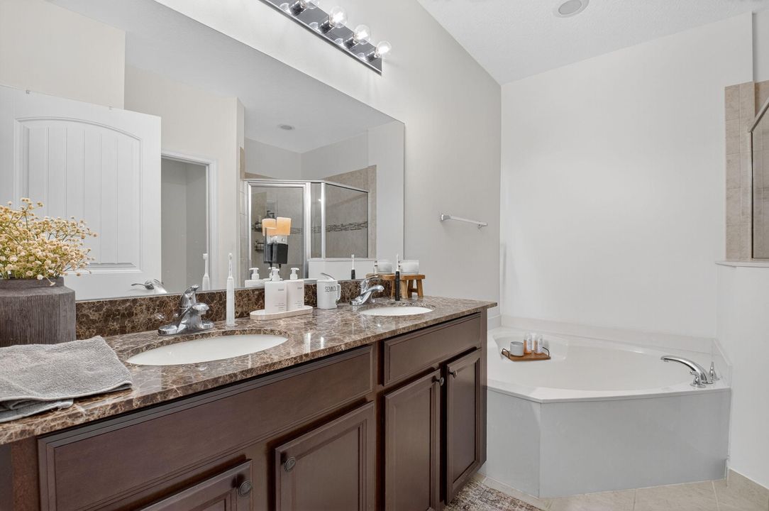 合同活跃: $490,000 (3 贝兹, 2 浴室, 1911 平方英尺)