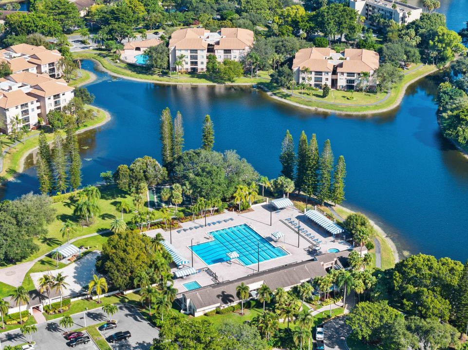 Active With Contract: $255,000 (2 beds, 2 baths, 978 Square Feet)