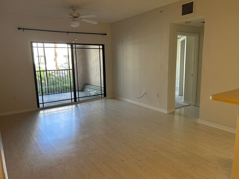 For Rent: $1,900 (1 beds, 1 baths, 702 Square Feet)