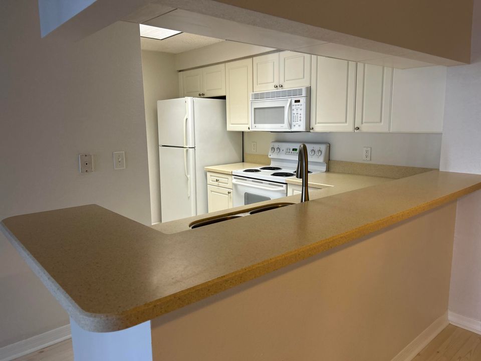 For Rent: $1,900 (1 beds, 1 baths, 702 Square Feet)