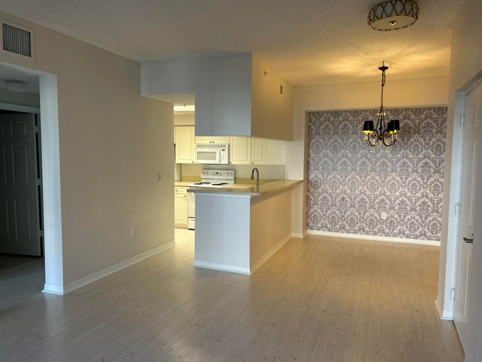For Rent: $1,900 (1 beds, 1 baths, 702 Square Feet)