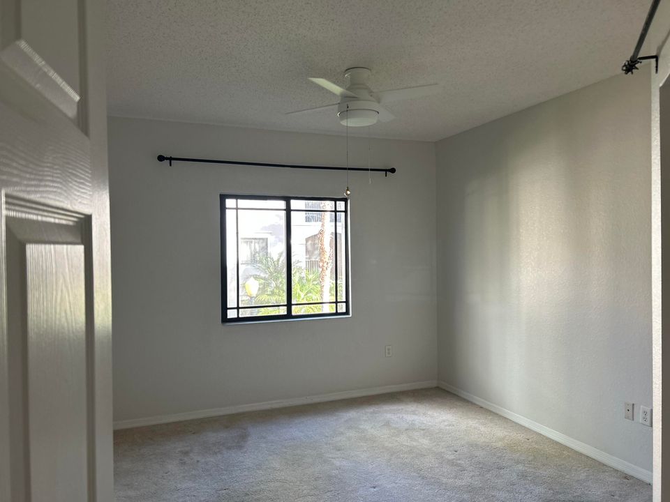 For Rent: $1,900 (1 beds, 1 baths, 702 Square Feet)