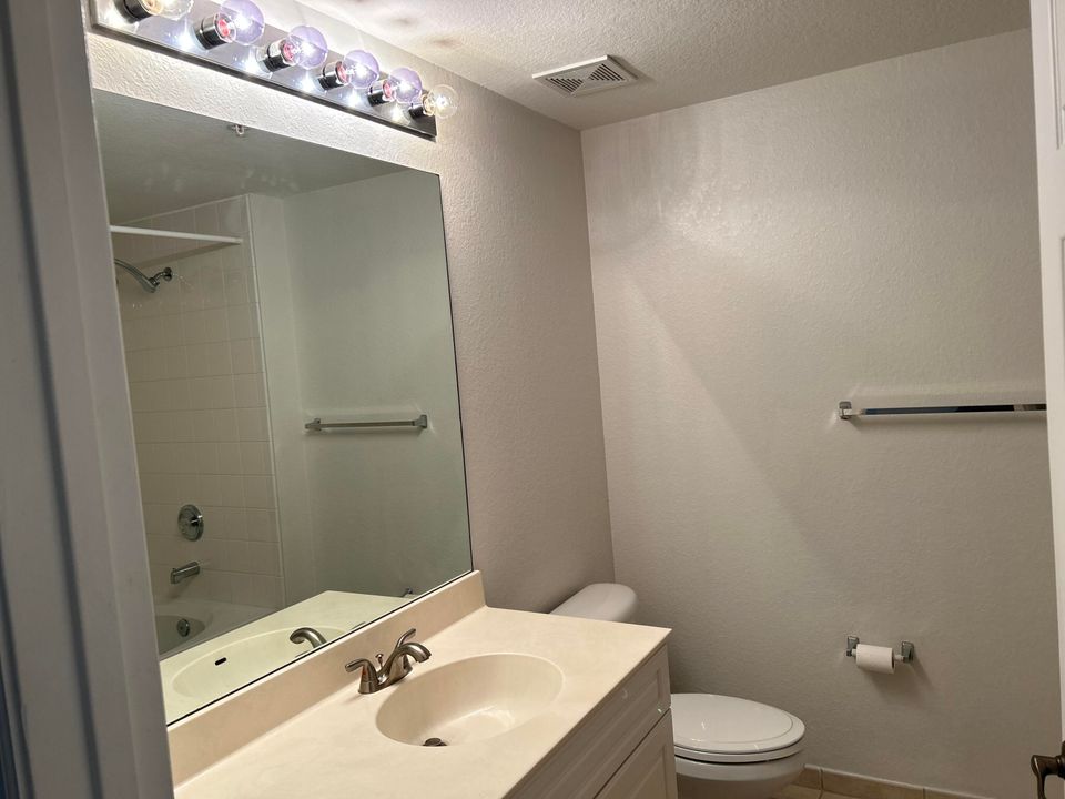 For Rent: $1,900 (1 beds, 1 baths, 702 Square Feet)