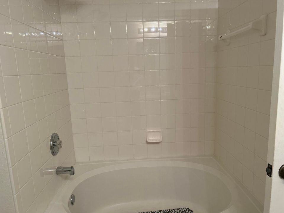 For Rent: $1,900 (1 beds, 1 baths, 702 Square Feet)