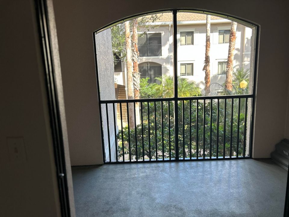 For Rent: $1,900 (1 beds, 1 baths, 702 Square Feet)