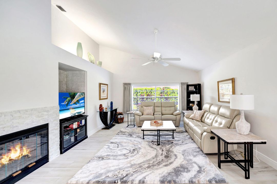 En Venta: $740,000 (4 camas, 3 baños, 2456 Pies cuadrados)