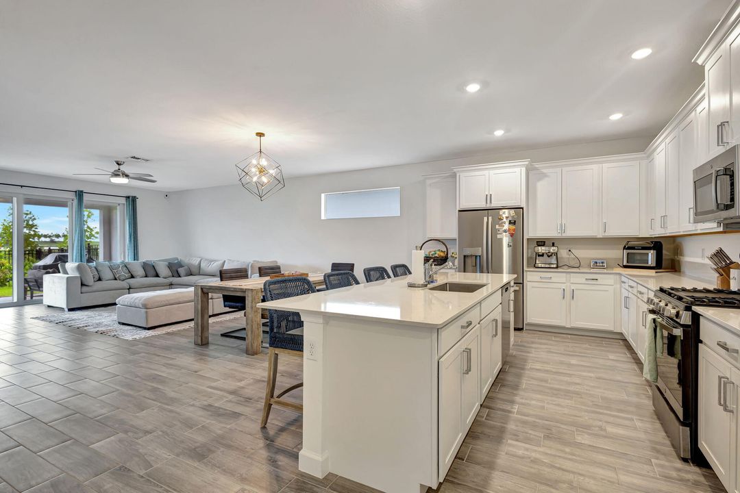 Под контрактом: $599,000 (4 спален, 3 ванн, 2228 Квадратных фут)