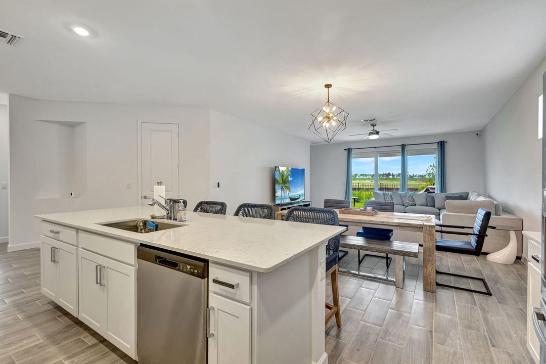 Под контрактом: $599,000 (4 спален, 3 ванн, 2228 Квадратных фут)