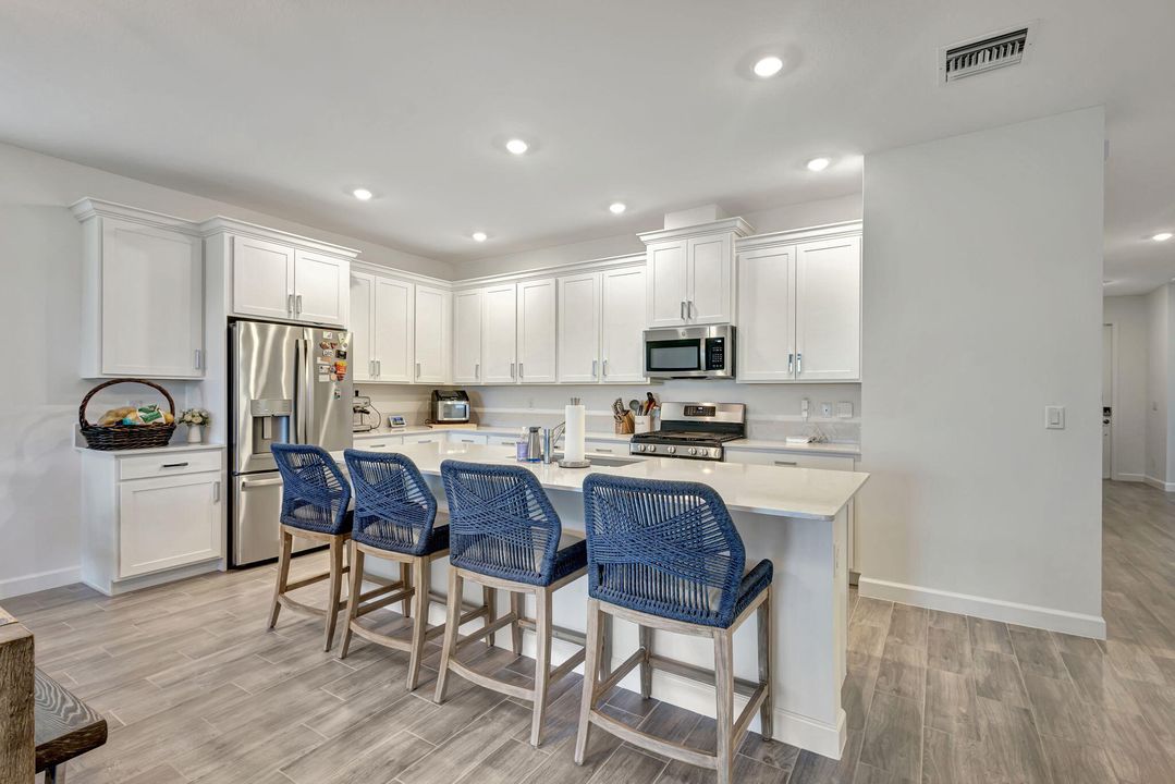 Под контрактом: $599,000 (4 спален, 3 ванн, 2228 Квадратных фут)