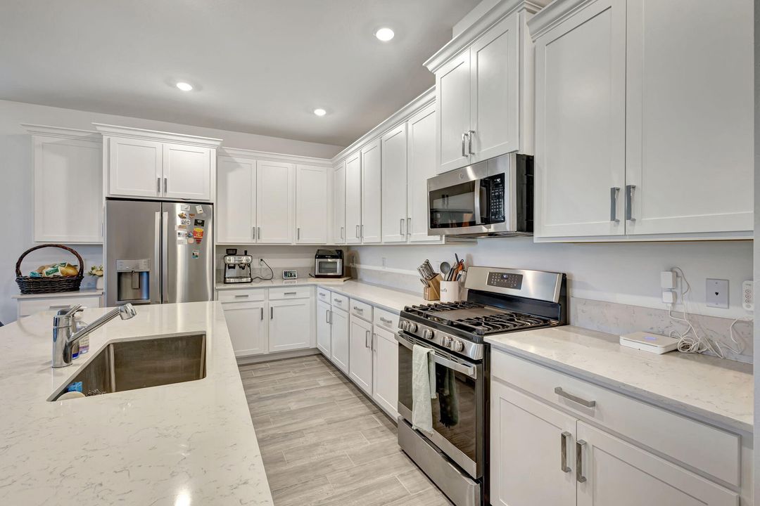 Под контрактом: $599,000 (4 спален, 3 ванн, 2228 Квадратных фут)