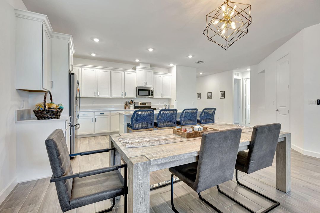 Под контрактом: $599,000 (4 спален, 3 ванн, 2228 Квадратных фут)