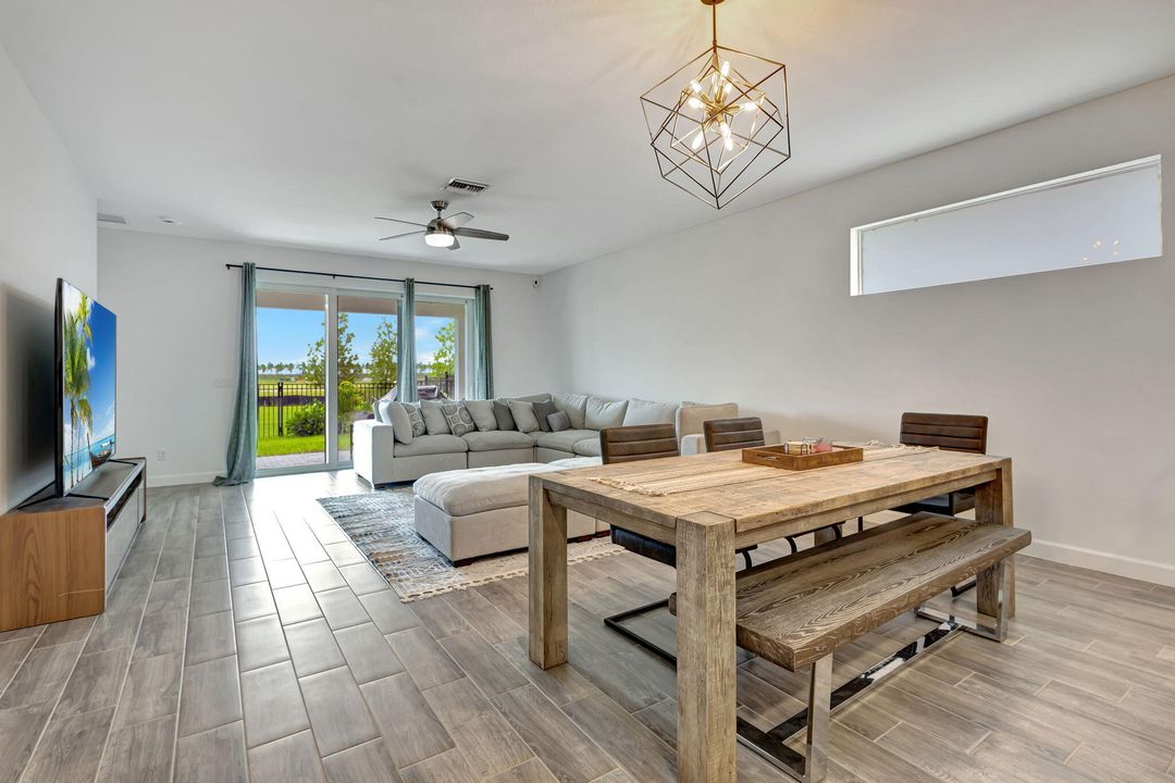 Под контрактом: $599,000 (4 спален, 3 ванн, 2228 Квадратных фут)