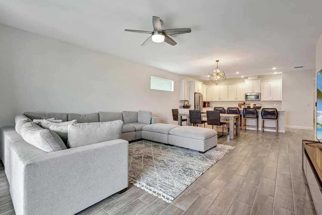 Под контрактом: $599,000 (4 спален, 3 ванн, 2228 Квадратных фут)