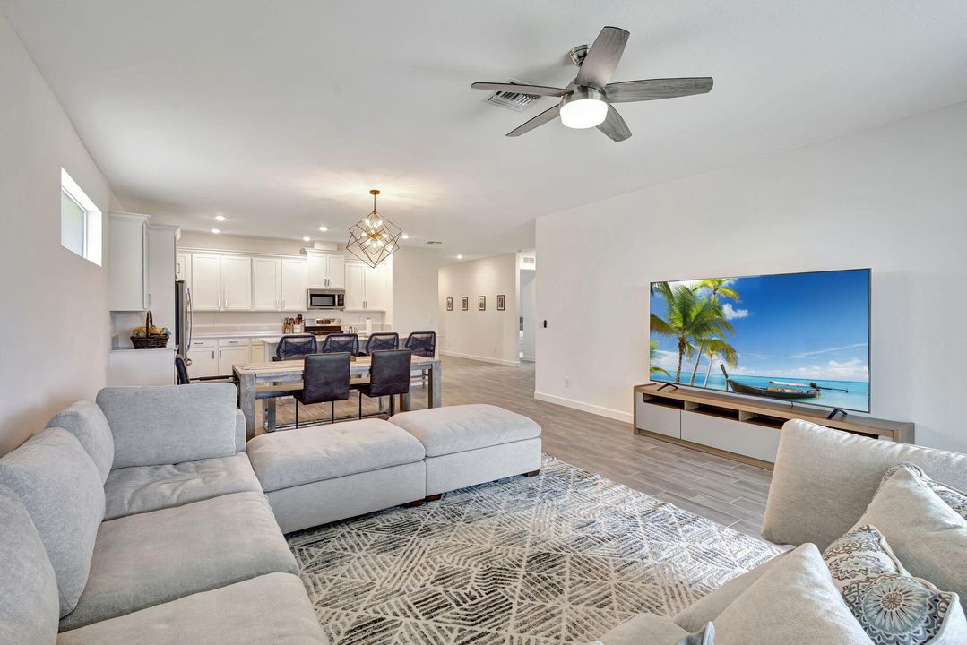 Под контрактом: $599,000 (4 спален, 3 ванн, 2228 Квадратных фут)