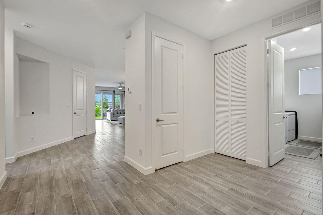 Под контрактом: $599,000 (4 спален, 3 ванн, 2228 Квадратных фут)