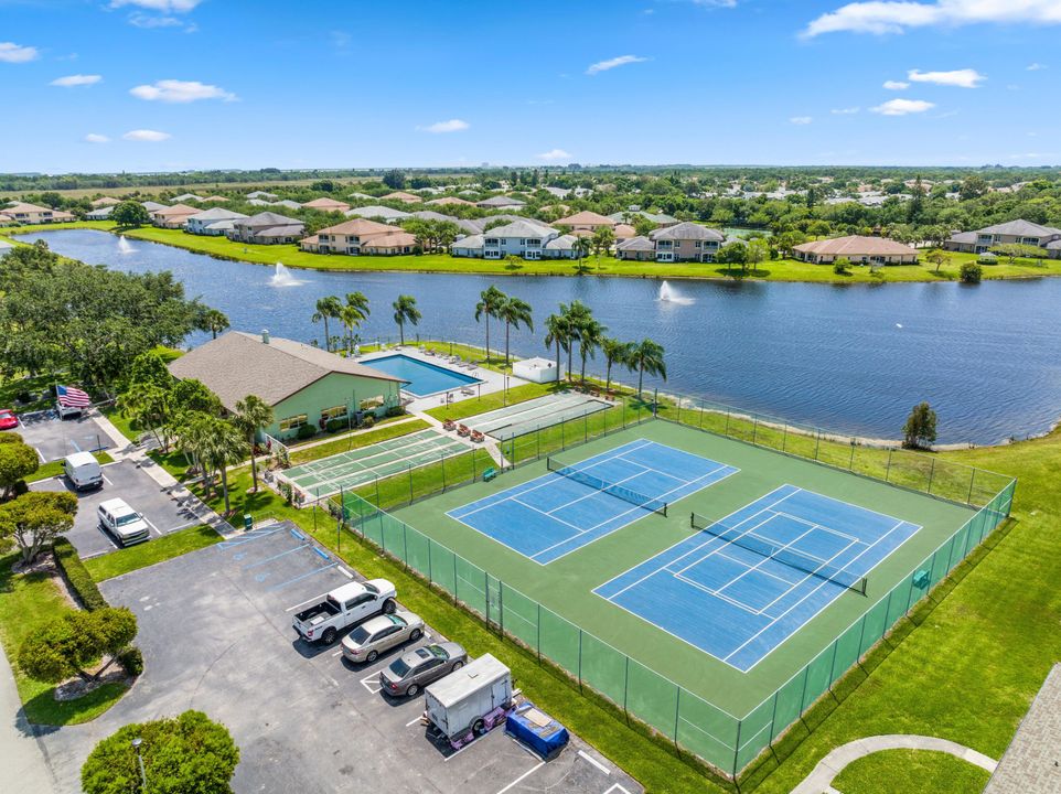 На продажу: $199,000 (2 спален, 2 ванн, 1409 Квадратных фут)