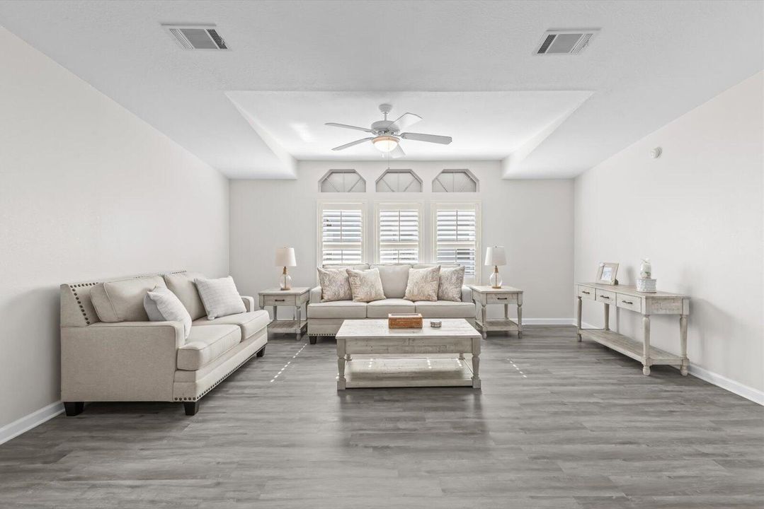 合同活跃: $129,995 (3 贝兹, 2 浴室, 1693 平方英尺)