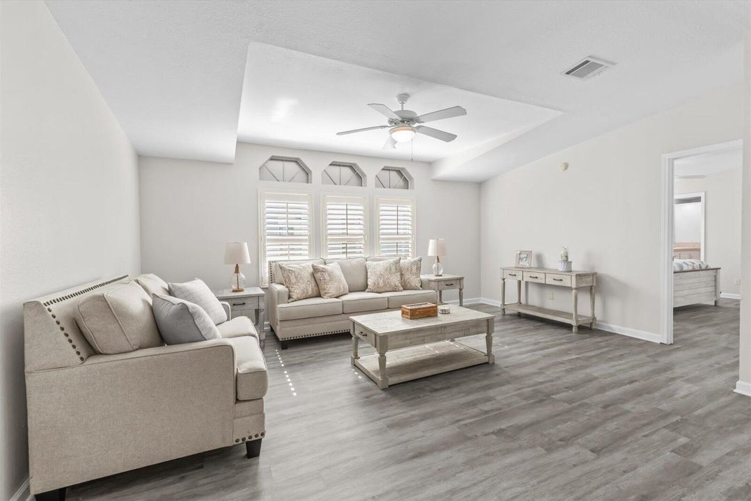 合同活跃: $129,995 (3 贝兹, 2 浴室, 1693 平方英尺)