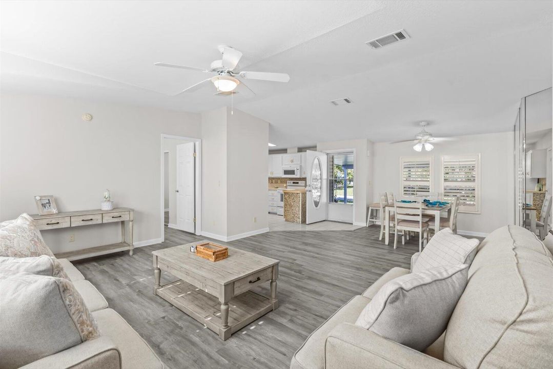 合同活跃: $129,995 (3 贝兹, 2 浴室, 1693 平方英尺)