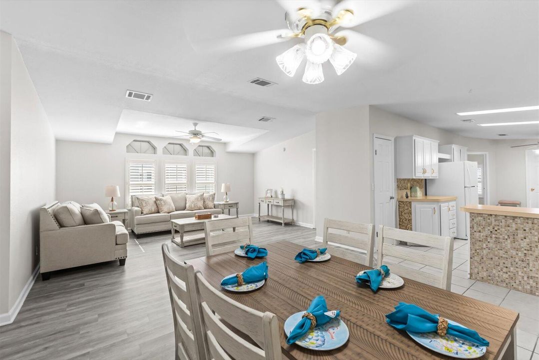 合同活跃: $129,995 (3 贝兹, 2 浴室, 1693 平方英尺)