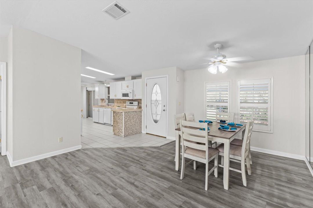 合同活跃: $129,995 (3 贝兹, 2 浴室, 1693 平方英尺)