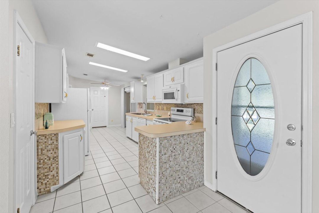 合同活跃: $129,995 (3 贝兹, 2 浴室, 1693 平方英尺)