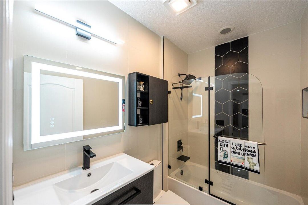 Active With Contract: $419,900 (3 beds, 2 baths, 1600 Square Feet)