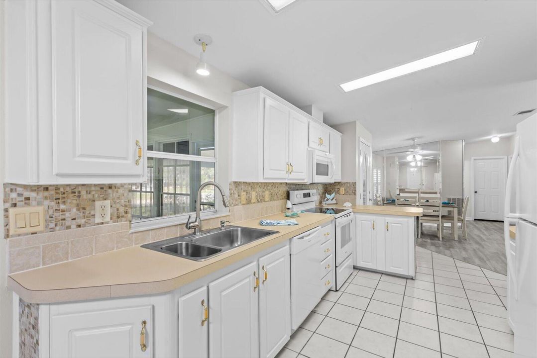 合同活跃: $129,995 (3 贝兹, 2 浴室, 1693 平方英尺)