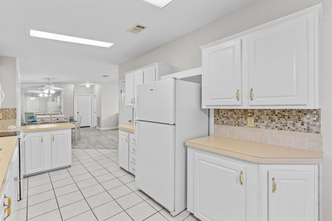 合同活跃: $129,995 (3 贝兹, 2 浴室, 1693 平方英尺)