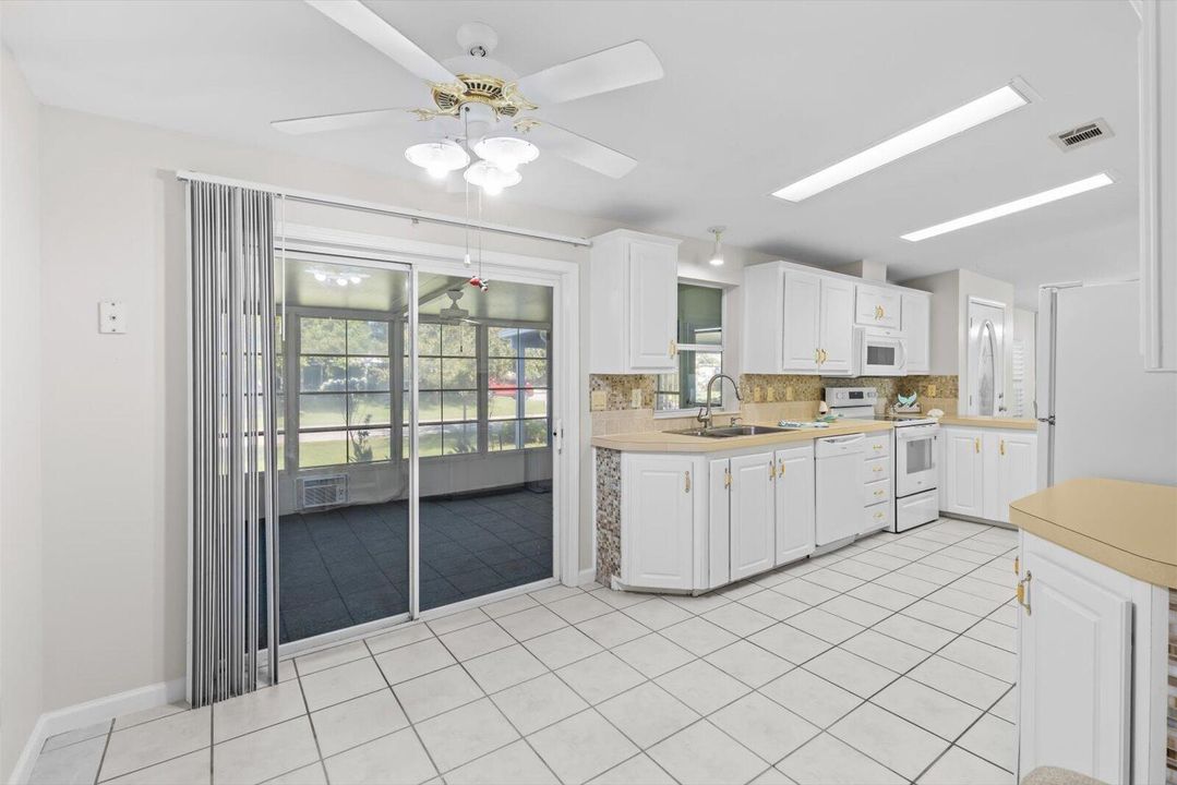 合同活跃: $129,995 (3 贝兹, 2 浴室, 1693 平方英尺)