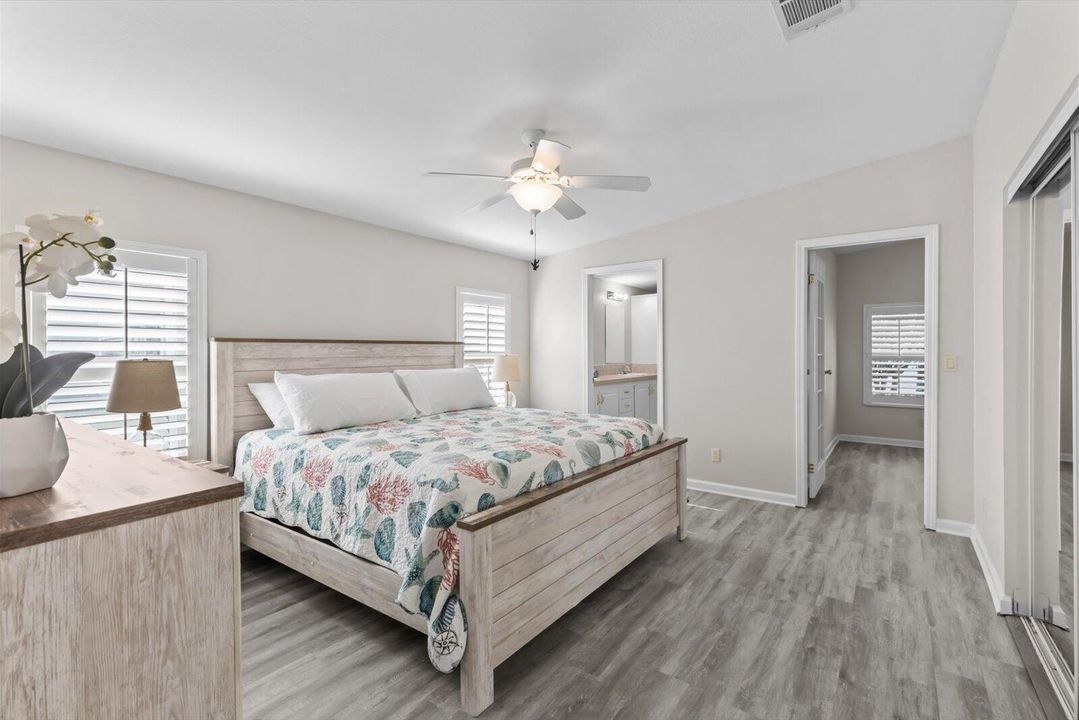 合同活跃: $129,995 (3 贝兹, 2 浴室, 1693 平方英尺)