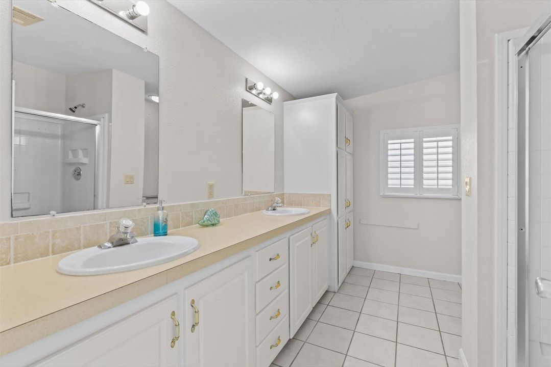 合同活跃: $129,995 (3 贝兹, 2 浴室, 1693 平方英尺)