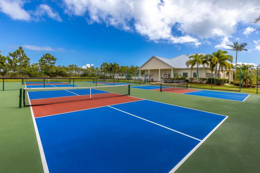 合同活跃: $129,995 (3 贝兹, 2 浴室, 1693 平方英尺)