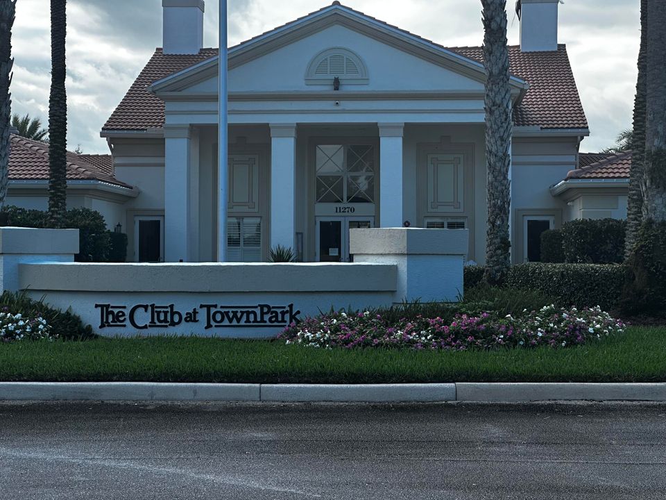 For Sale: $511,000 (2 beds, 2 baths, 2036 Square Feet)