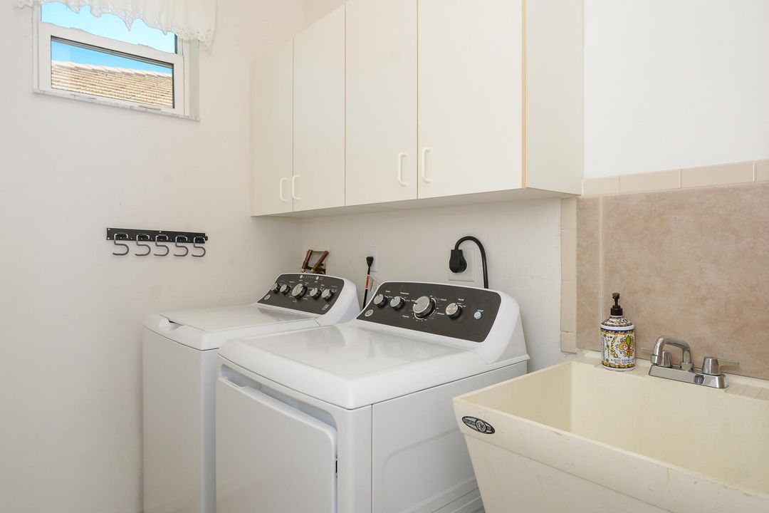 Active With Contract: $325,000 (3 beds, 2 baths, 1684 Square Feet)